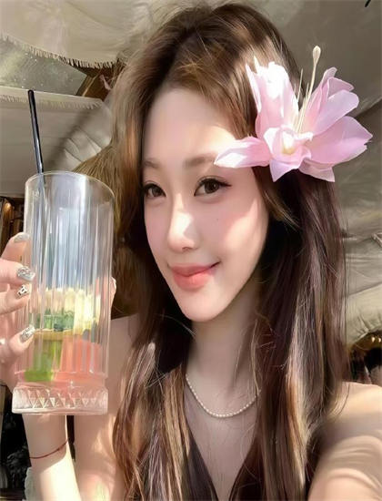 表演艺术解析：《九零辣妻瘸腿村医是我娇夫》的灯光的布光艺术与情绪烘托 揭示人性的复杂与美好